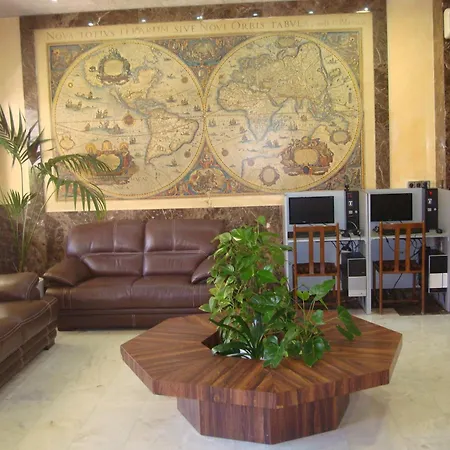 فندق Univers 3*